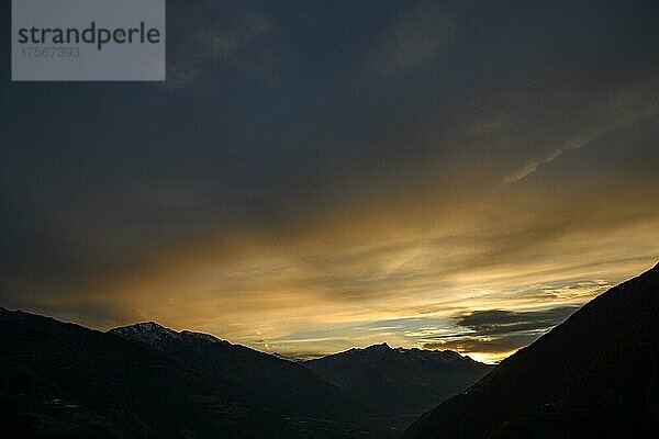 Sonnenuntergang über dem Vintschgau mit südtiroler Bergen  Naturns  Südtirol  Italien  Europa