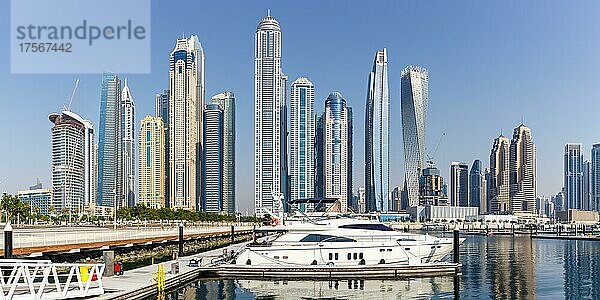 Dubai Marina und Harbour Skyline Architektur Luxus Urlaub in Arabien mit Boot Yacht Panorama in Dubai  Vereinigte Arabische Emirate  Asien