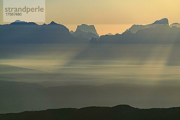Sonnenaufgang über Südtiroler Bergen mit Dunst im Tal  Naturns  Südtirol  Italien  Europa