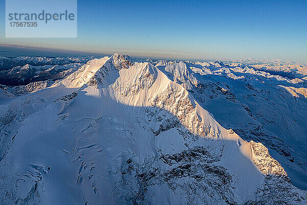 Luftaufnahme der schneebedeckten Berge Piz Bernina und Biancograt in der Morgendämmerung  Engadin  Kanton Graubünden  Schweizer Alpen  Schweiz  Europa