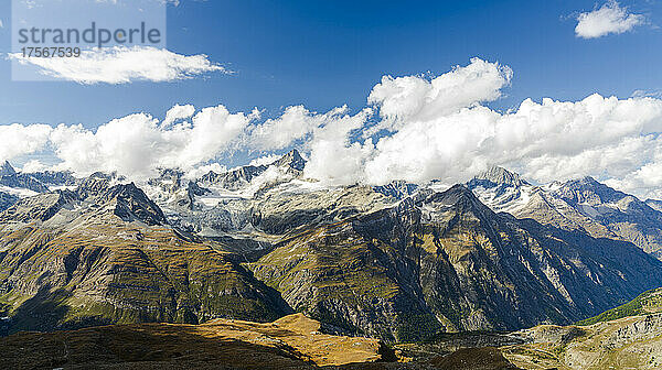 Die Sonne scheint durch die Wolken auf den Gipfel des Zinalrothorns  Kanton Wallis  Schweizer Alpen  Schweiz  Europa