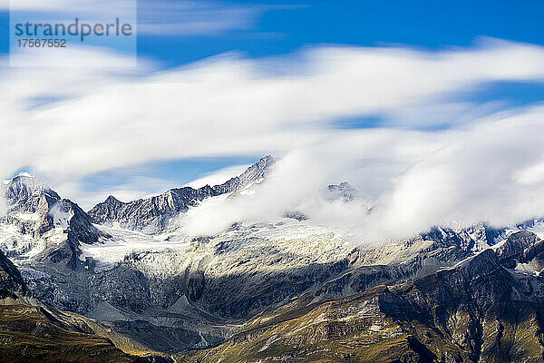 Zinalrothorn und Wellenkuppe tauchen aus Kumuluswolken auf  Kanton Wallis  Schweizer Alpen  Schweiz  Europa