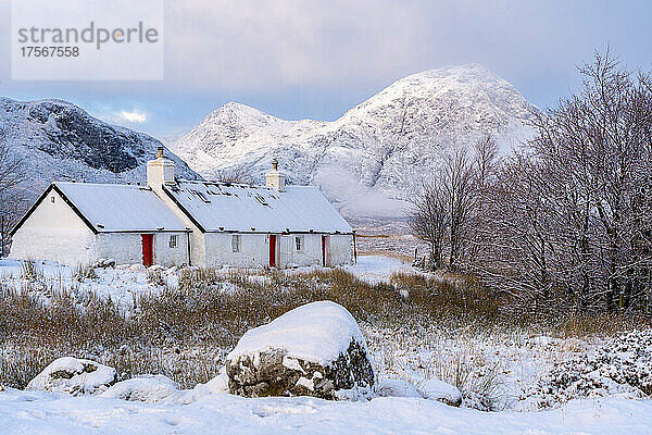 Blackrock Cottage im Schnee  Glencoe  Schottische Highlands  Schottland  Vereinigtes Königreich  Europa