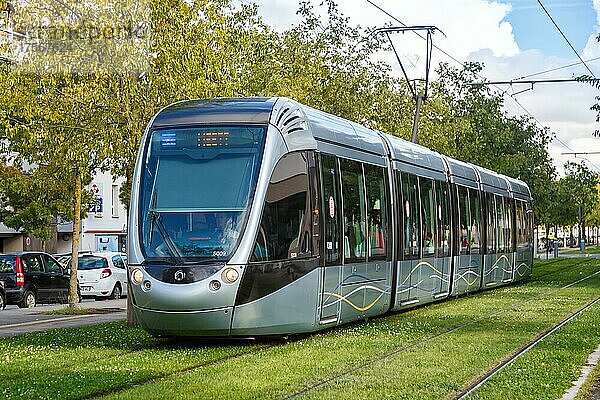 Moderne Stadtbahn Straßenbahn Tram vom Typ Alstom Citadis ÖPNV öffentlicher Nahverkehr Transport Verkehr in Toulouse  Frankreich  Europa