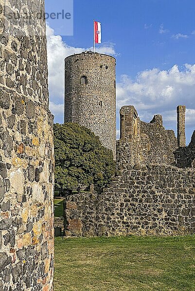 Burgtürme westlicher und östlicher Bergfried  romanischer Münzenberger Palas  Burgruine mittelalterliche Stauferburg Münzenberg  auch Münzenburg  Münzenberg  Wetteraukreis  Hessen  Deutschland  Europa