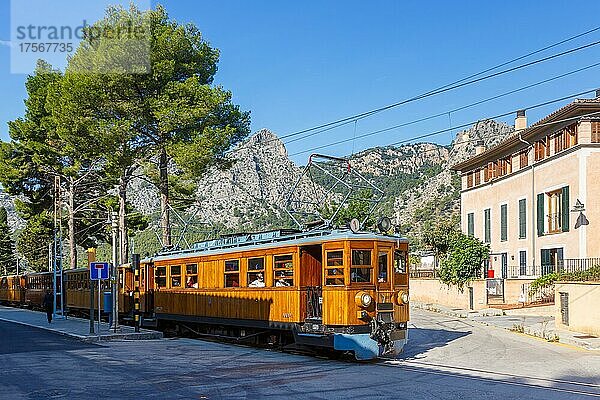Historischer Zug Tren de Soller Eisenbahn Bahn öffentlicher Transport Verkehr auf Mallorca in Bunyola  Spanien  Europa