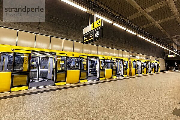U-Bahn Metro Zug der Baureihe IK am U-Bahnhof Haltestelle Station Hauptbahnhof in Berlin  Deutschland  Europa