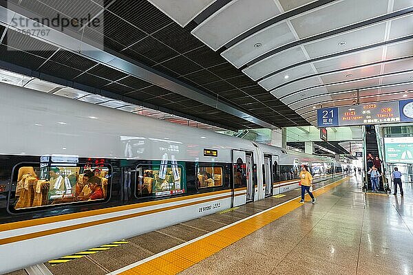 Zug Fuxing Hochgeschwindigkeitszug Schnellzug HGV Bahnhof Beijing South Railway Station in Peking  China  Asien