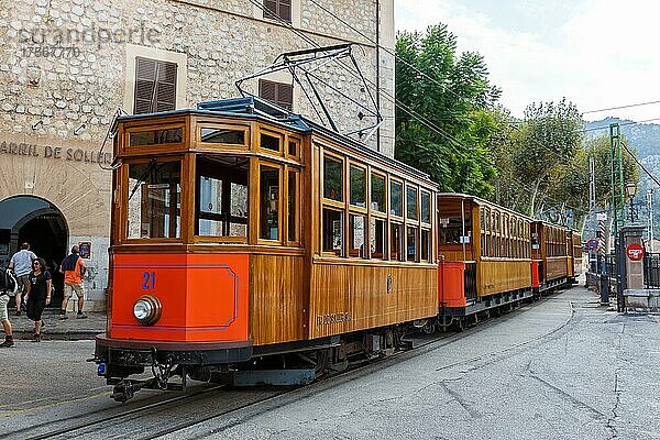 Historische Straßenbahn Tram Tranvia de Soller ÖPNV öffentlicher Nahverkehr Transport Verkehr auf Mallorca in Soller  Spanien  Europa