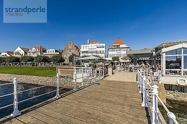 Terrasse des Restaurant Gosch Sylt an der Kaiserbrücke  Vorderreihe  Trave  Ostseebad Travemünde  Lübeck-Travemünde  Hansestadt Lübeck  Schleswig-Holstein  Deutschland  Europa