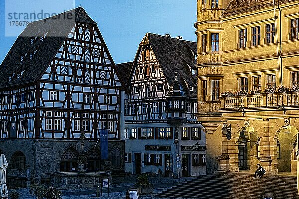 Marienapotheke  altes Rathaus  Marktplatz  Fachwerk  Rothenburg ob der Tauber  mittelalterliche Kleinstadt  Franken  Dämmerung