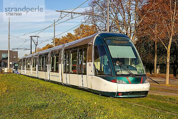 Moderne Stadtbahn Straßenbahn Tram vom Typ Alstom Citadis ÖPNV öffentlicher Nahverkehr Transport Verkehr in Straßburg  Frankreich  Europa