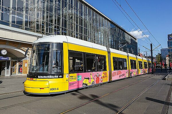 Straßenbahn Tram Bombardier Flexity Bahn Nahverkehr am Bahnhof Alexanderplatz in Berlin  Deutschland  Europa