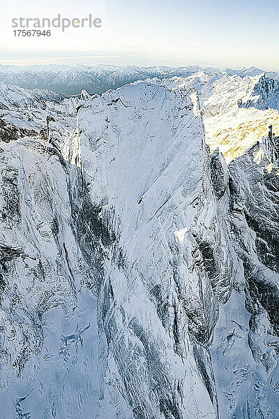 Pizzo Badile mit Schnee bedeckt nach einem Winterschneesturm  Luftaufnahme  Val Bregaglia  Kanton Graubünden  Schweiz  Europa