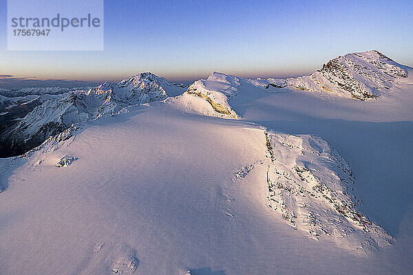 Winterlicher Sonnenaufgang auf dem schneebedeckten Monte Disgrazia  Sassa Entova  Pizzo Malenco und Scerscen-Gletscher  Valmalenco  Lombardei  Italien  Europa