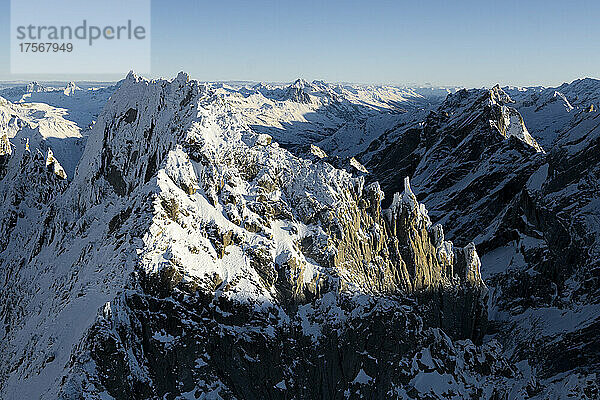 Luftaufnahme der Felszinnen des majestätischen Berges Sciora di Dentro  Val Bregaglia  Kanton Graubünden  Schweiz  Europa