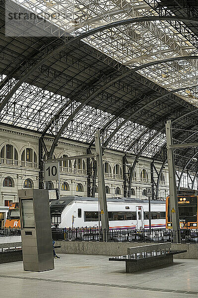 Innenansicht des französischen Bahnhofs (Estacion de Francia)  Barcelona  Katalonien  Spanien  Europa