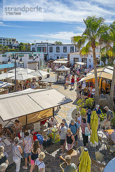 Blick auf Flohmarktstände im Rubicon Marina  Playa Blanca  Lanzarote  Kanarische Inseln  Spanien  Atlantik  Europa