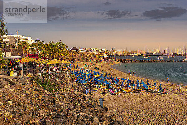 Blick auf Hotel und Rubicon Marina mit Blick auf den Strand Playa Dorada  Playa Blanca  Lanzarote  Kanarische Inseln  Spanien  Atlantik  Europa
