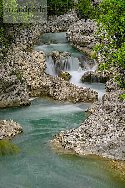 Wasserfall am Fluss Burano im Sommer  Apennin  Marken  Italien  Europa