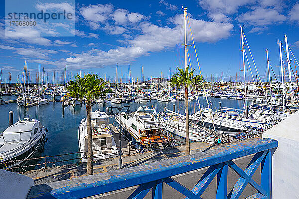 Blick auf Boote im Rubicon Marina  Playa Blanca  Lanzarote  Kanarische Inseln  Spanien  Atlantik  Europa