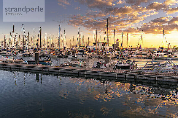 Blick auf Boote und Leuchtturm in Marina Rubicon bei Sonnenuntergang  Playa Blanca  Lanzarote  Kanarische Inseln  Spanien  Atlantik  Europa