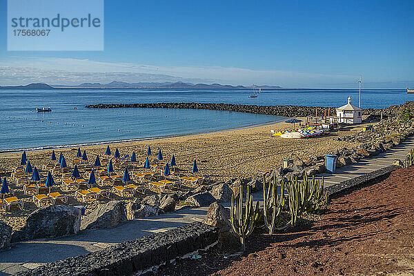 Blick auf den Strand Playa Dorada  Playa Blanca  Lanzarote  Kanarische Inseln  Spanien  Atlantik  Europa