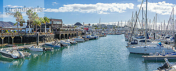 Blick auf die Boote und die Restaurants im Rubicon Marina  Playa Blanca  Lanzarote  Kanarische Inseln  Spanien  Atlantik  Europa