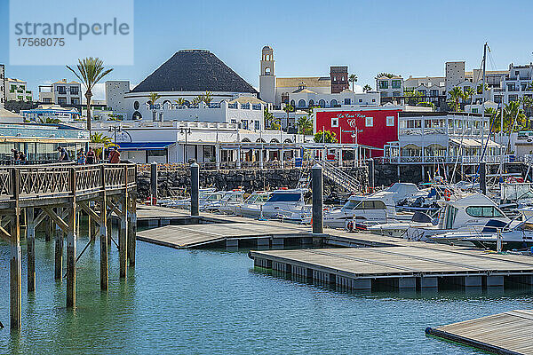 Blick auf die Boote und die Restaurants im Rubicon Marina  Playa Blanca  Lanzarote  Kanarische Inseln  Spanien  Atlantik  Europa