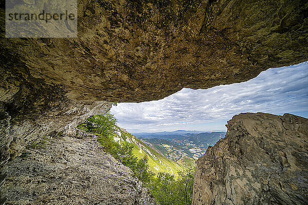 Fontarca-Höhle  Monte Nerone  Apennin  Marken  Italien  Europa