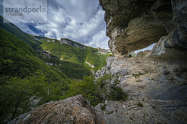 Fontarca-Höhle  Monte Nerone  Apennin  Marken  Italien  Europa