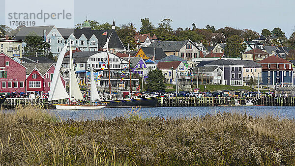 Historische Uferpromenade und Hafen in Lunenburg  Nova Scotia  Kanada  Nordamerika