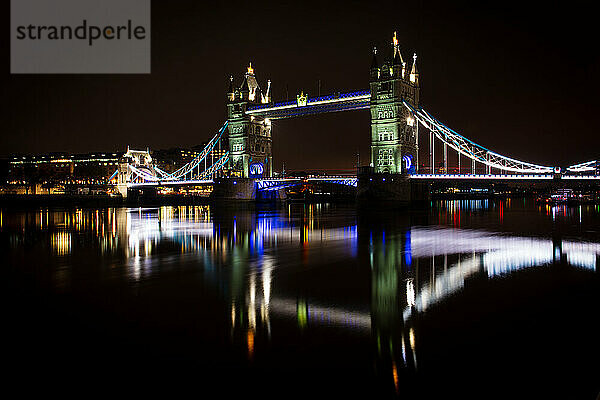 Tower Bridge und Reflektionen in der Themse bei Nacht  London  England  Vereinigtes Königreich  Europa