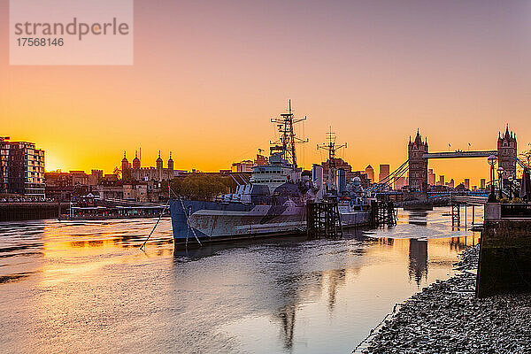 HMS Belfast und Tower Bridge bei Sonnenaufgang und Ebbe auf der Themse  London  England  Vereinigtes Königreich  Europa