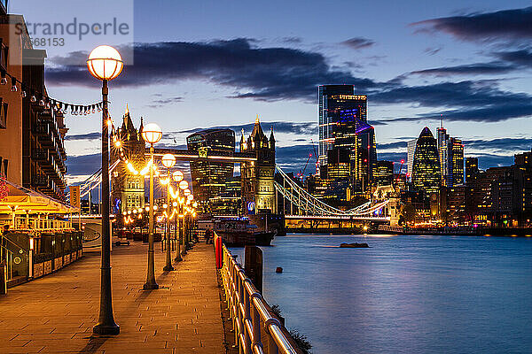 Tower Bridge und The City bei Sonnenuntergang von der Themse aus  London  England  Vereinigtes Königreich  Europa