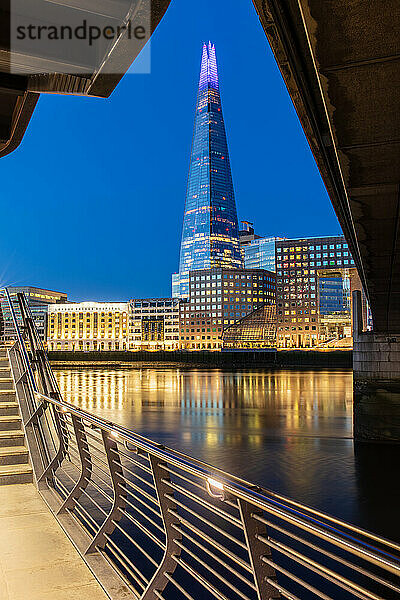 The Shard und London Bridge bei Sonnenaufgang mit Reflexionen auf der Themse  London  England  Vereinigtes Königreich  Europa
