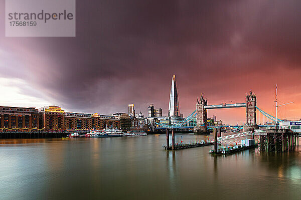 Tower Bridge und The Shard bei Sonnenuntergang mit Gewitterwolken  London  England  Vereinigtes Königreich  Europa