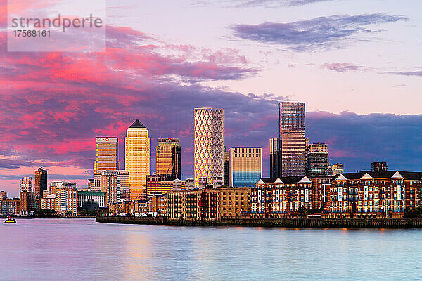 Canary Wharf und Rotherhithe bei Sonnenuntergang  Docklands  London  England  Vereinigtes Königreich  Europa