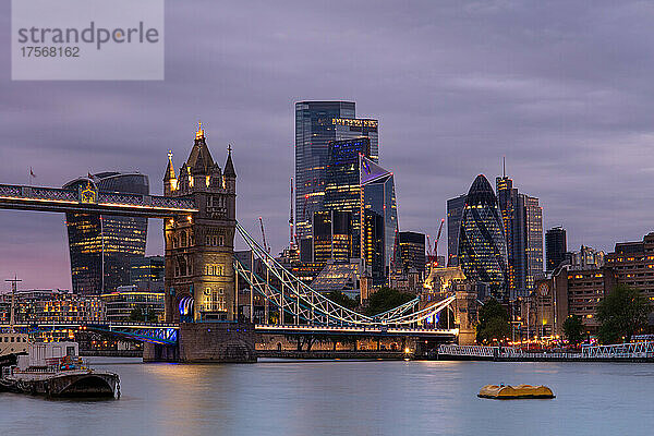 Tower Bridge und die City of London bei Sonnenuntergang  London  England  Vereinigtes Königreich  Europa