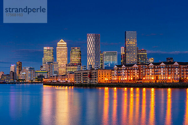 Canary Wharf und Rotherhithe bei Sonnenuntergang  Docklands  London  England  Vereinigtes Königreich  Europa