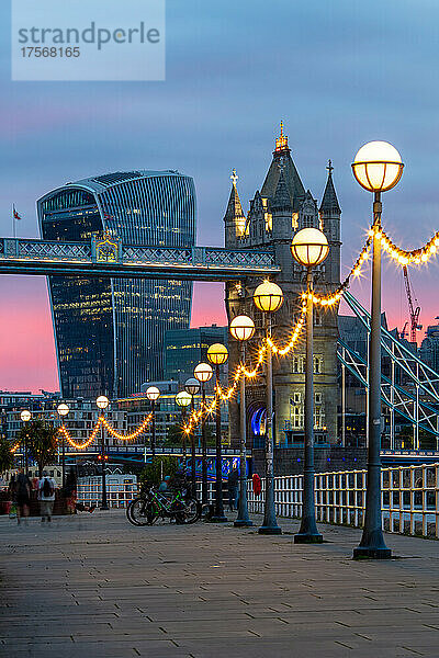Tower Bridge und das Walkie Talkie-Gebäude (20 Fenchurch Street) bei Sonnenuntergang  von Shad Thames  London  England  Vereinigtes Königreich