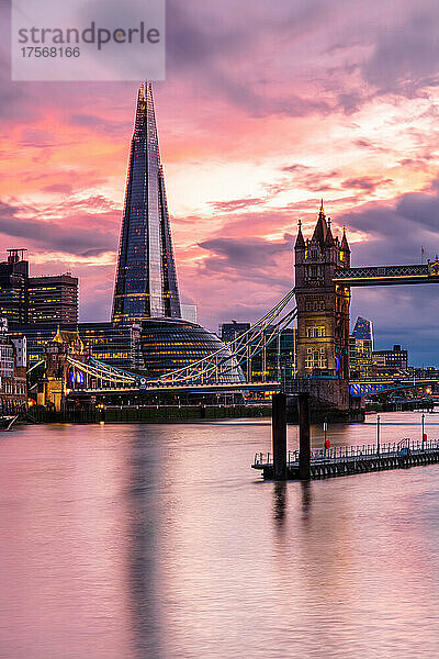 Tower Bridge und The Shard bei Sonnenuntergang  London  England  Vereinigtes Königreich  Europa