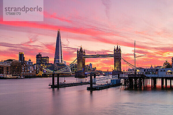Tower Bridge und The Shard bei Sonnenuntergang  London  England  Vereinigtes Königreich  Europa