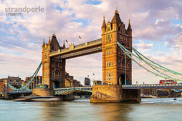 Tower Bridge und ein Londoner Bus im Nachmittagslicht  London  England  Vereinigtes Königreich  Europa