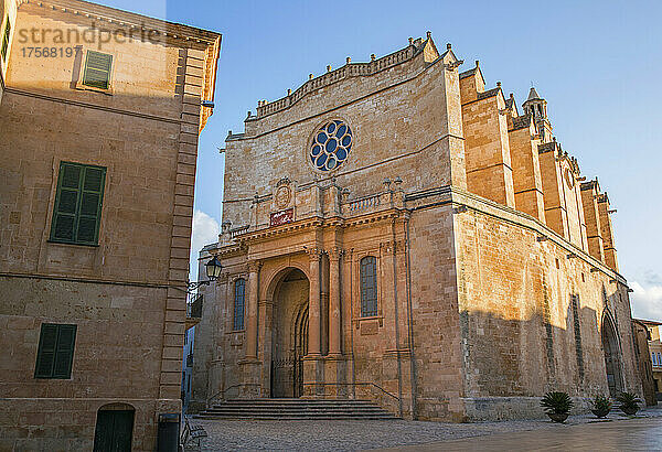 Goldene Sandsteinfassade der Kathedrale Santa Maria  Sonnenaufgang  Ciutadella (Ciudadela)  Menorca  Balearische Inseln  Spanien  Mittelmeer  Europa