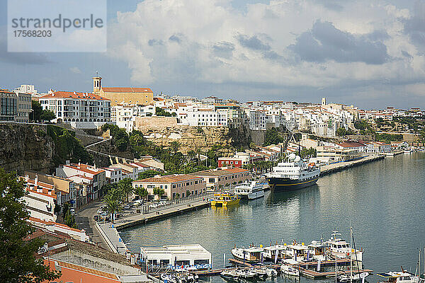 Blick über den Hafen auf die Stadtsilhouette  die Kirche Santa Maria prominent  Mao (Mahon)  Menorca  Balearische Inseln  Spanien  Mittelmeer  Europa