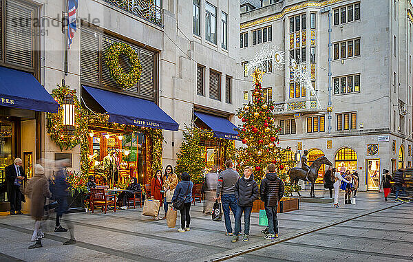 Blick auf Weihnachtsschmuck  Weihnachtsbaum und Geschäfte in der New Bond Street zu Weihnachten  London  England  Vereinigtes Königreich  Europa