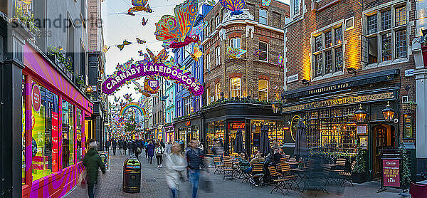 Blick auf die belebte Carnaby Street zu Weihnachten  London  England  Vereinigtes Königreich  Europa