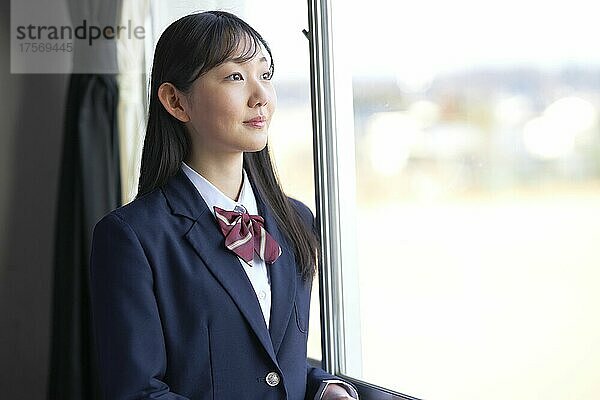 Japanisches Highschool-Mädchen schaut weit weg