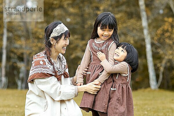 Lächelnde japanische Familie